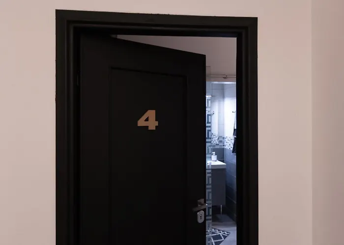 Nik Rooms